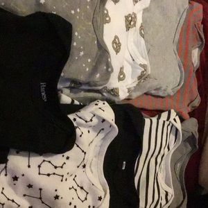 Kids body suit 12-18 months new and used long sleaves